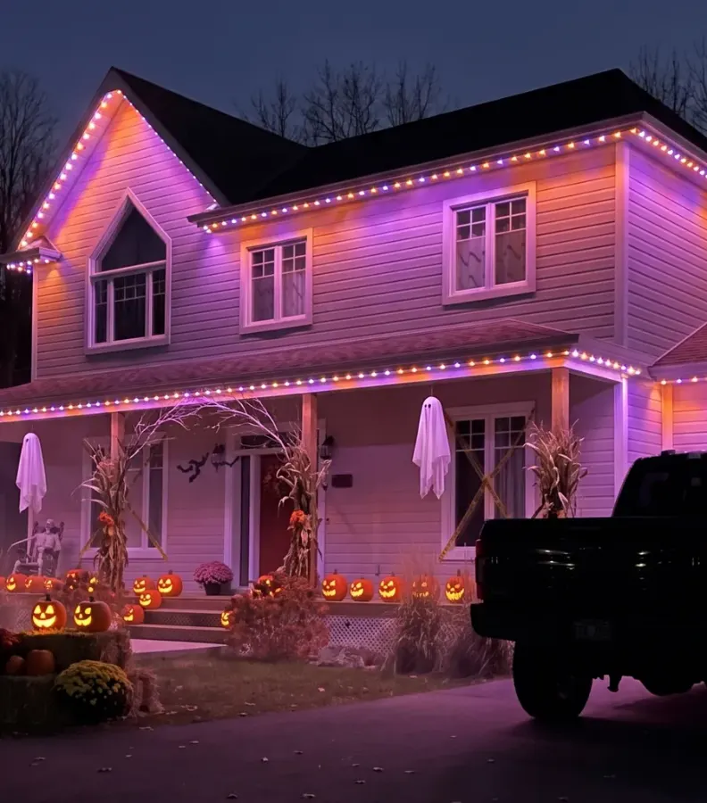 Maison éclairée en orange et violet pour l’Halloween