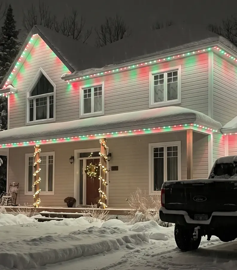 Maison éclairée en rouge et vert pour le temps des Fêtes