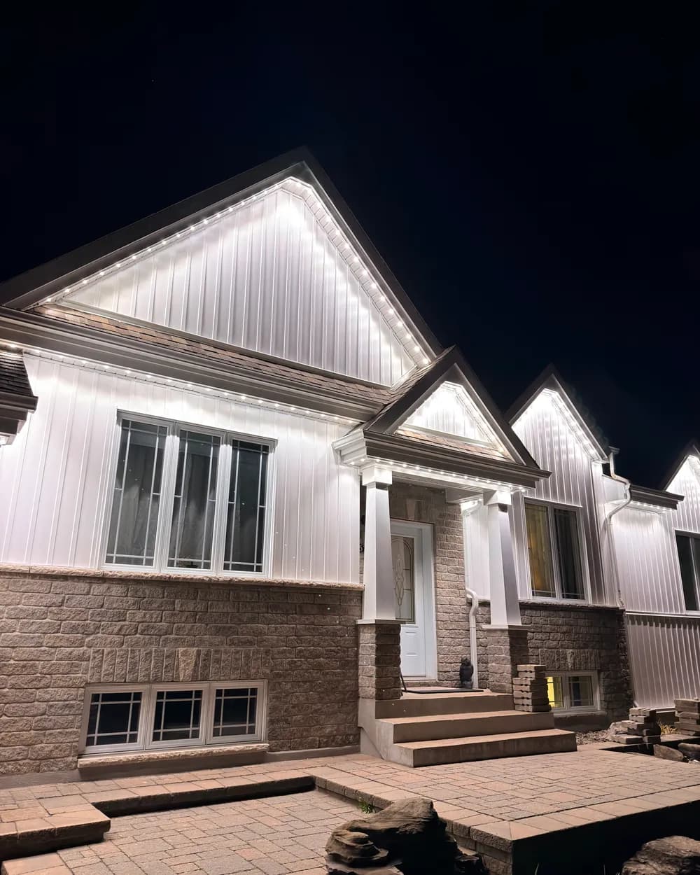 Installation de lumières LED permanentes au Québec : bungalow en déclin vertical, lumières blanches