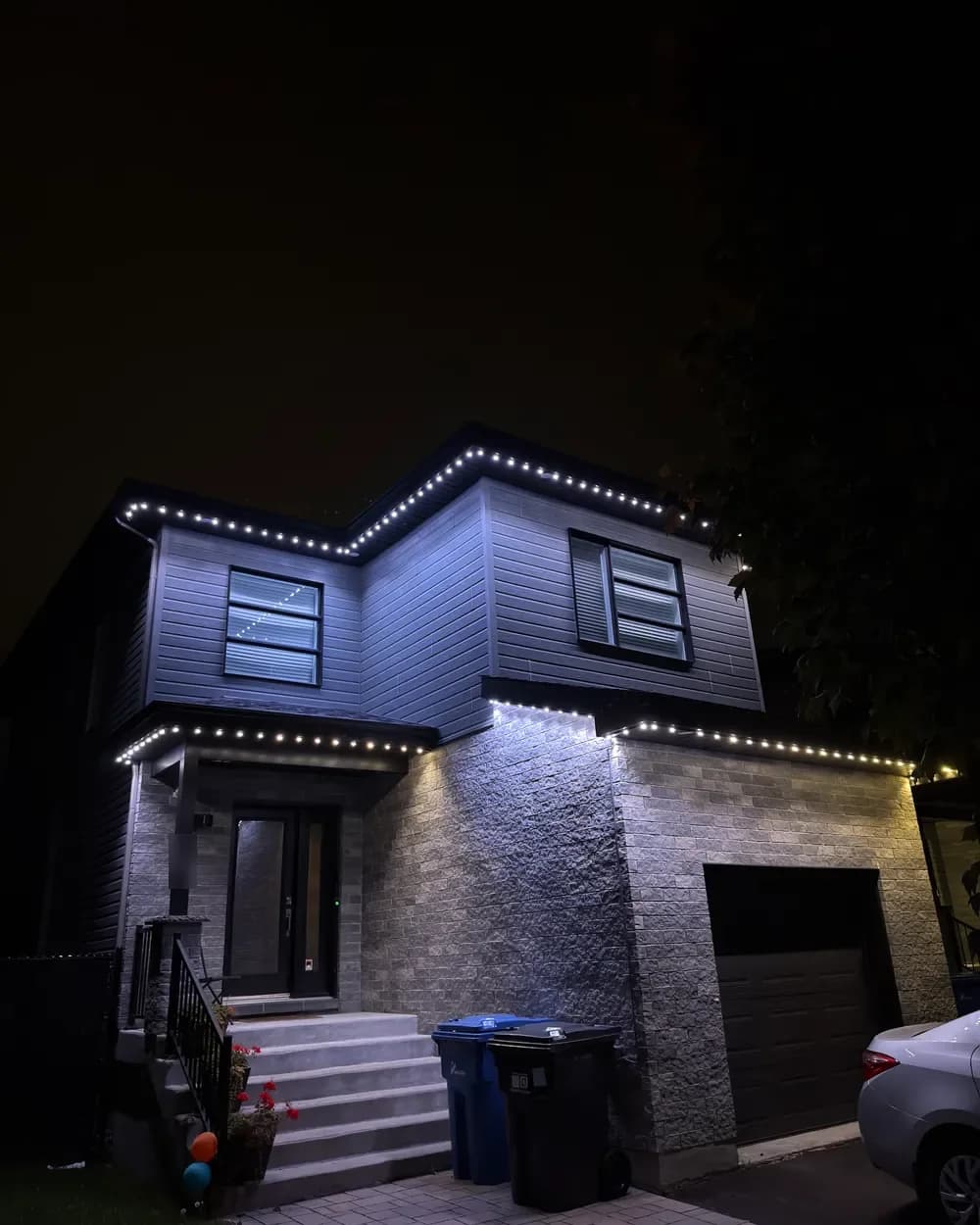 Installation de lumières LED permanentes au Québec : maison moderne en déclin foncé, blanc froid
