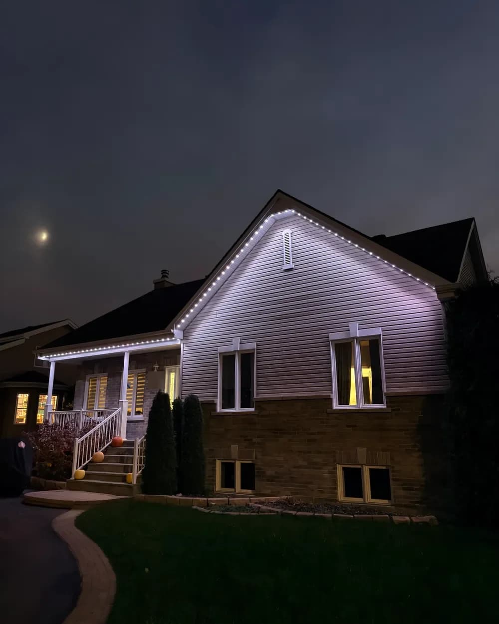 Installation de lumières LED permanentes au Québec : bungalow en brique et déclin, lumières blanches