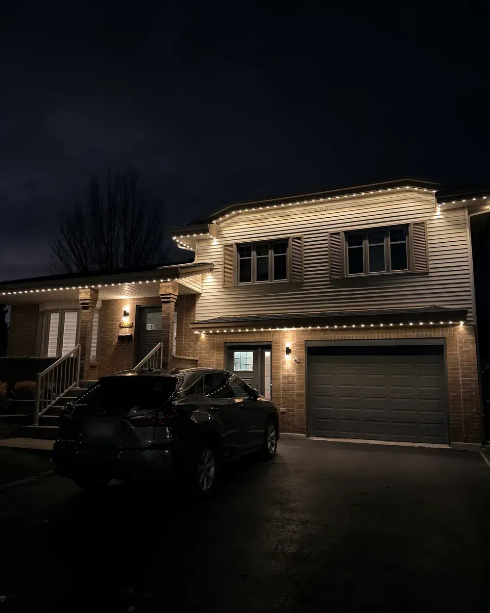 Installation de lumières LED permanentes au Québec : maison à paliers, blanc chaud