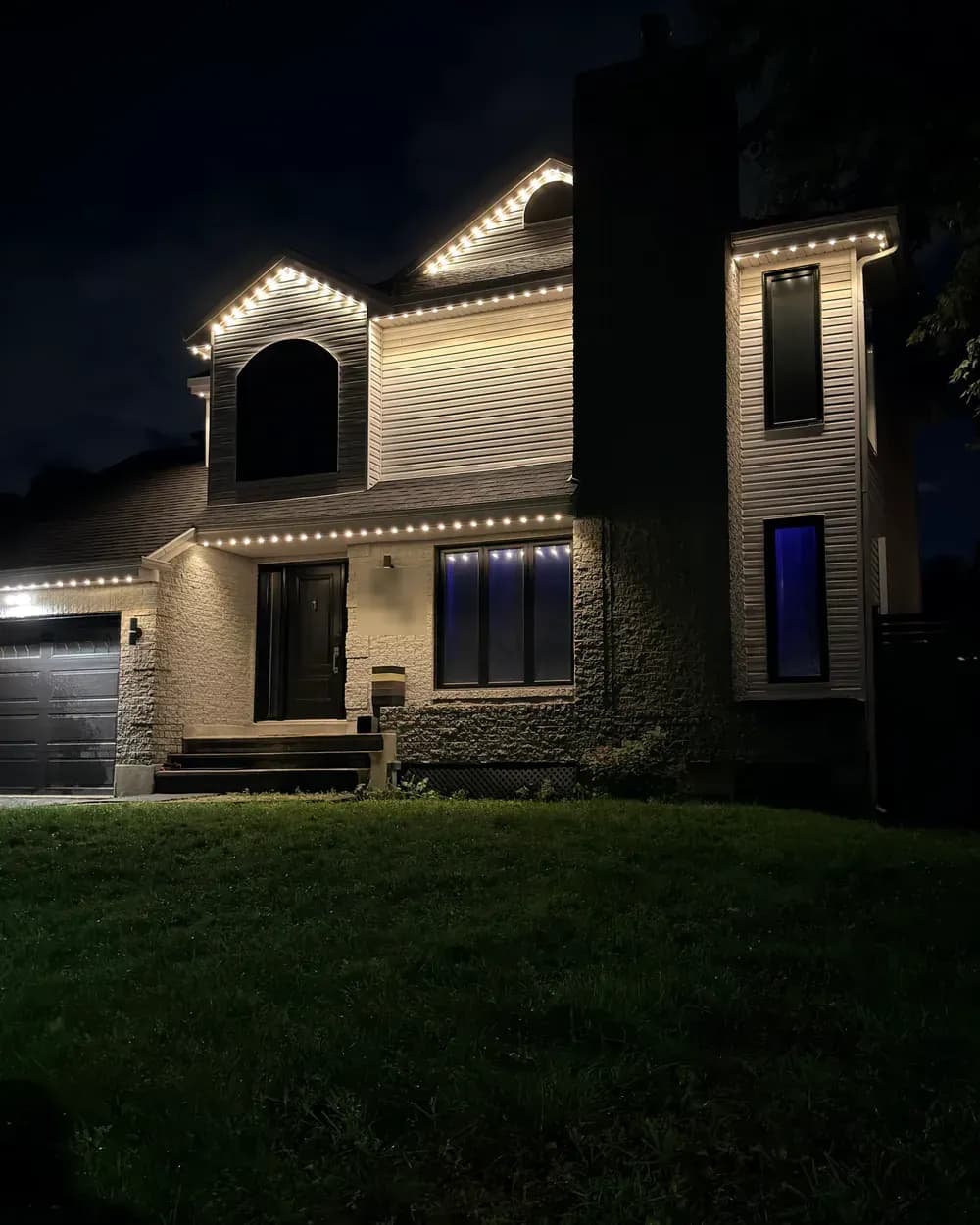 Installation de lumières LED permanentes au Québec : maison en déclin et pierre, blanc chaud