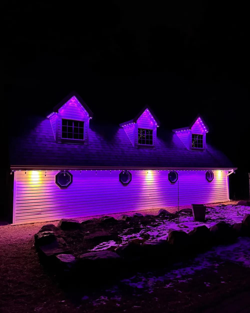 Installation de lumières LED permanentes au Québec : lucarnes et corniche en violet