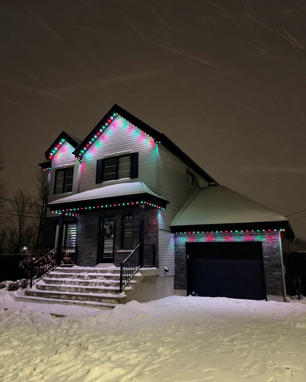Installation de lumières LED permanentes au Québec : maison sous la neige, couleurs de Noël