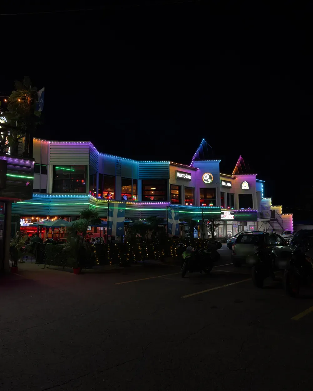 Installation de lumières LED permanentes au Québec : resto-bar avec terrasse, lumières multicolores