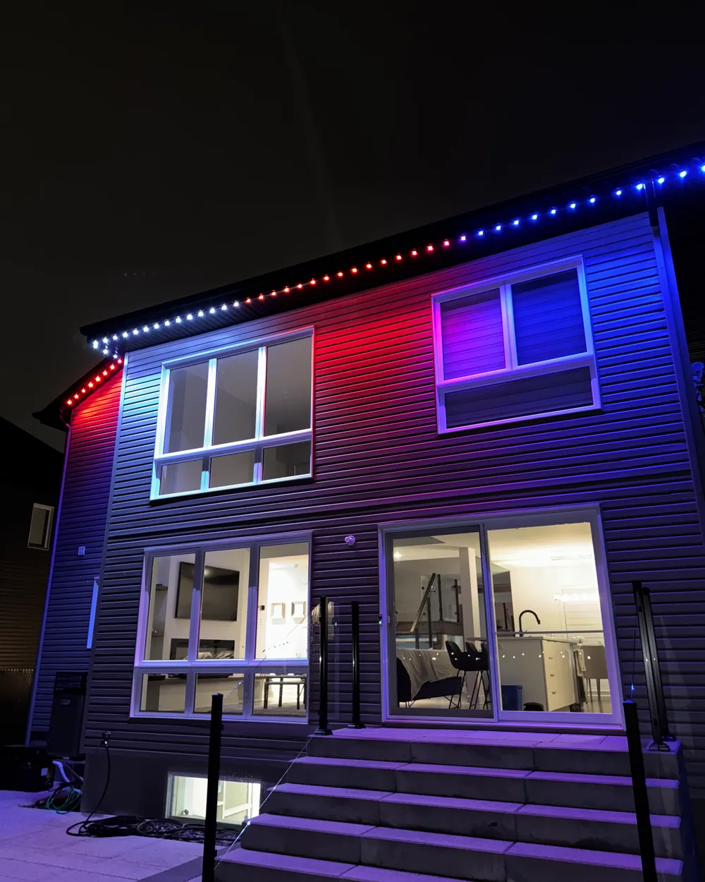 Installation de lumières LED permanentes au Québec : maison à étage, rouge, blanc et bleu
